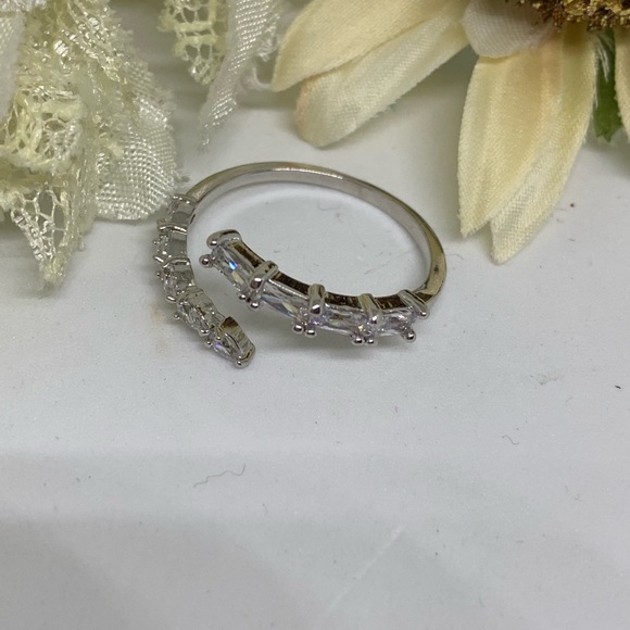 Adjustable Crystal Ring - [JW-124] - Picture 2 of 8